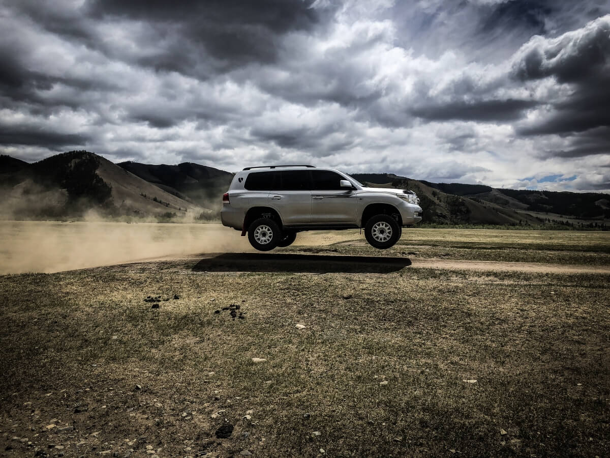 land cruiser jump with Evo Corse rim wheels 8 x 17 inch ET40 strongest alloy wheel for dakar and other overlanding