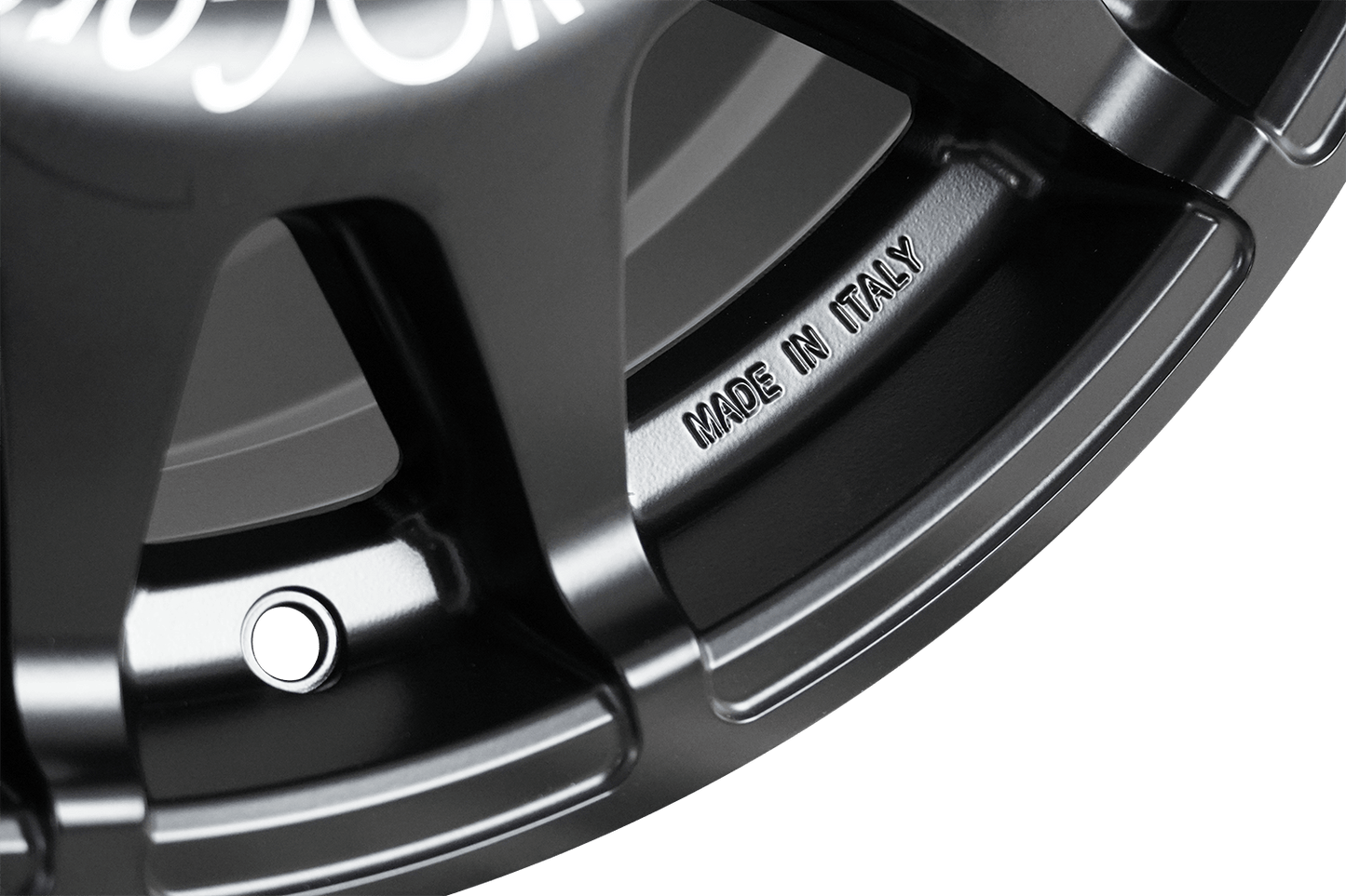 Evo Corse rally raid wheels, dakar zero, the best lightest strongest 4wd and overlanding alloy wheel for the prado land cruiser new defender 70 series fj cruiser close up tire
