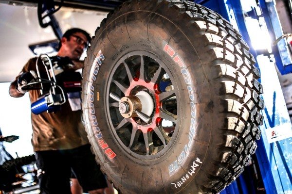 Evo Corse rally raid wheels being changed at dakar, dakar zero, the best lightest strongest 4wd and overlanding alloy wheel for the prado land cruiser new defender 70 series fj cruiser